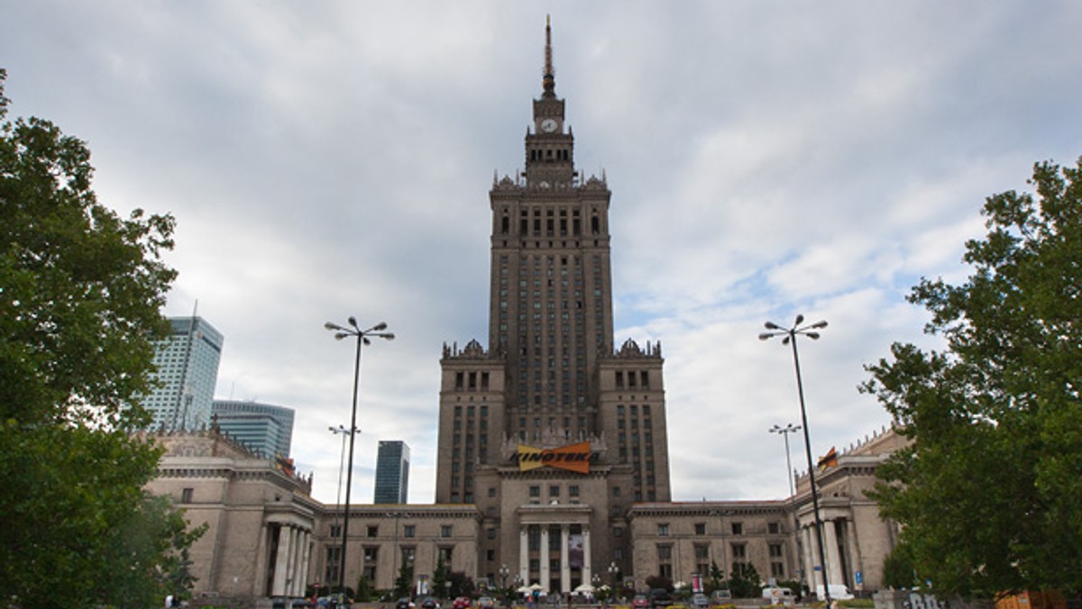 Aż trudno w to uwierzyć, ale to nie fotomontaż. Właśnie tak wyglądał kiedyś Pałac Kultury i Nauki w Warszawie. Dokładnie w 1958 roku. Czy jest szansa, by lśnił, jak kiedyś? – Wyczyszczenie go kosztowałoby 20 mln zł. Na razie nie mamy na to pieniędzy, są ważniejsze inwestycje – mówią władze stolicy.