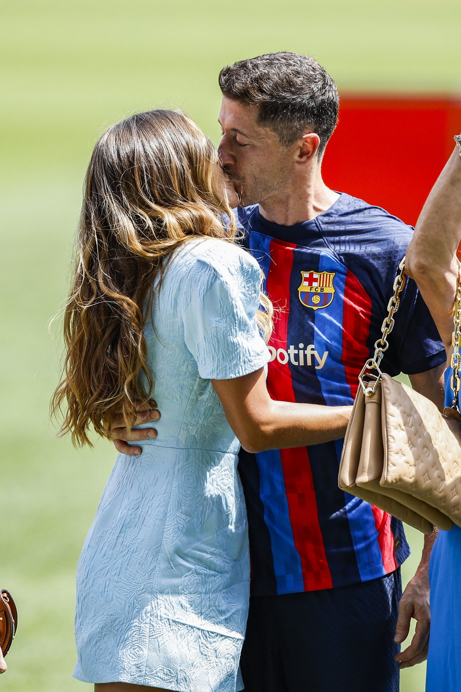 Robert Lewandowski z żoną Anną podczas prezentacji na Camp Nou