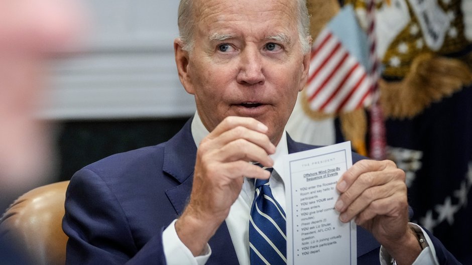 Joe Biden niechcący pokazał ściągawkę przygotowaną przez personel Białego Domu