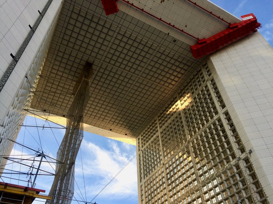 Całkowita wysokość Grande Arche to 110 metrów. Budowę ukończono w 1990 roku. 