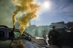 Konwoje wolności w Paryżu. Policja użyła gazu i granatów hukowych