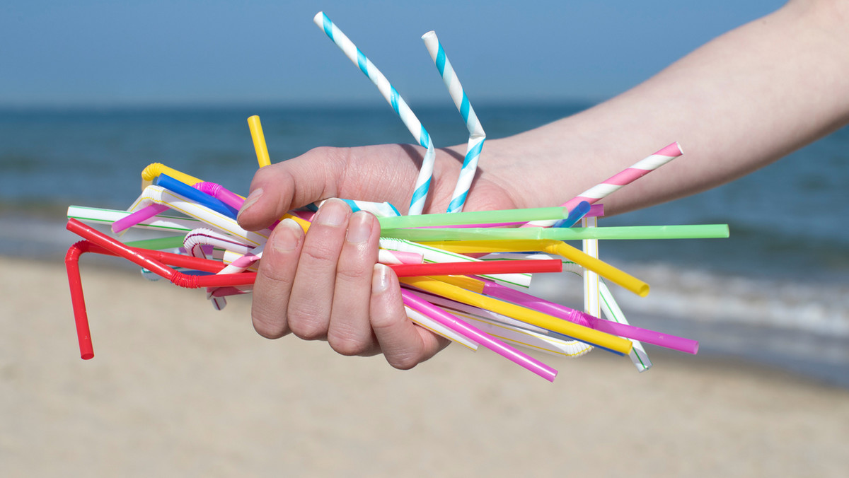 Niepozorne plastikowe słomki okazują się być wielkim zagrożeniem. Gdy trafiają do oceanów, przyczyniają się do śmierci setek tysięcy stworzeń wodnych rocznie. Dlatego najwyższy czas z nich zrezygnować i zastąpić je alternatywnymi rozwiązaniami.