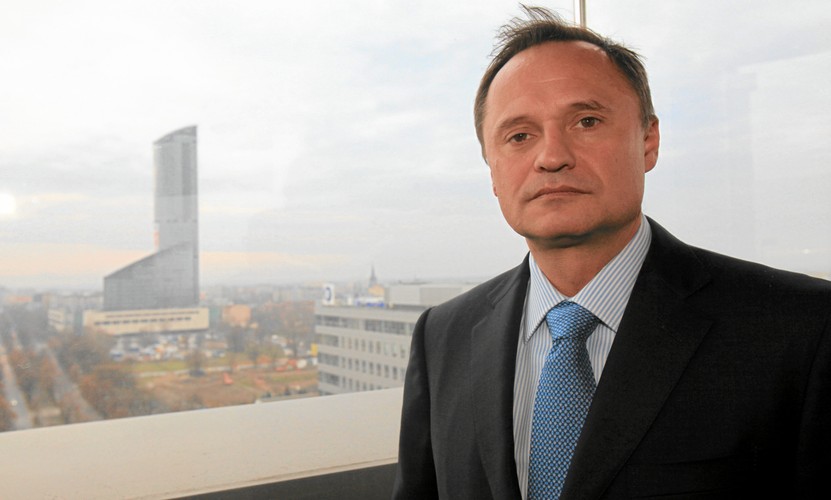 <b>5. Leszek Czarnecki</b>
<br>
<br>
Pasjonat nurkowania pierwsze pieniądze zarabiał na swoim hobby - w drugiej połowie lat 80. jeszcze jako student założył przedsiębiorstwo robót podwodnych.
<br>
Poważną działalność gospodarczą rozpoczął w 1986 roku, tworząc Przedsiębiorstwo Hydrotechniki i Inżynierii TAN S.A. zajmujące się pracami podwodnymi. 
<br>
Był twórcą i głównym udziałowcem działającego od 1991 r. Europejskiego Funduszu Leasingowego – pierwszej i największej firmy leasingowej w Polsce. Firmę tę sprzedał francuskiemu bankowi Crédit Agricole w 2001 roku za 900 mln zł.
<br>
Dzisiaj jego majątek magazyn 'Wprost' szacuje na 4,3 mld zł.