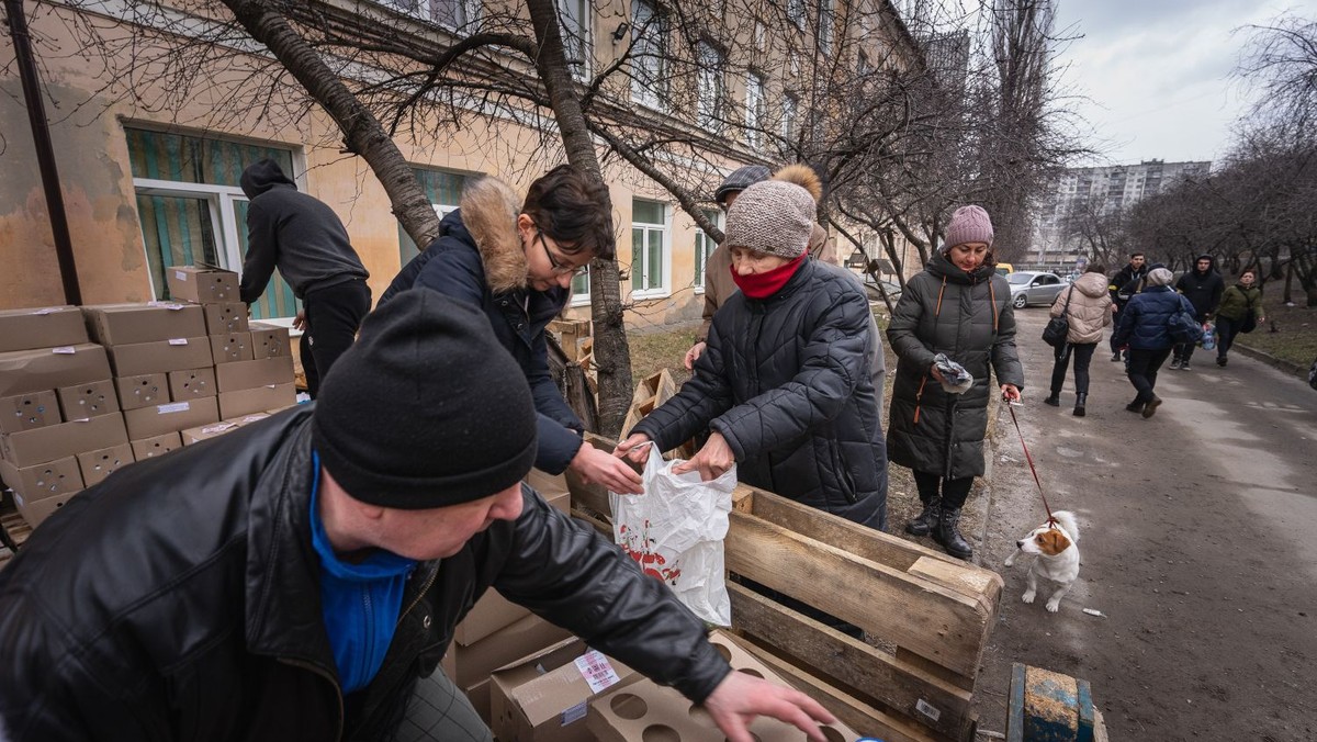 Codziennik wojenny z Kijowa. Po odstaniu w ogonku i okazaniu żółtej karteczki, można odebrać kilka jogurtów, śmietanę, kostkę masła.