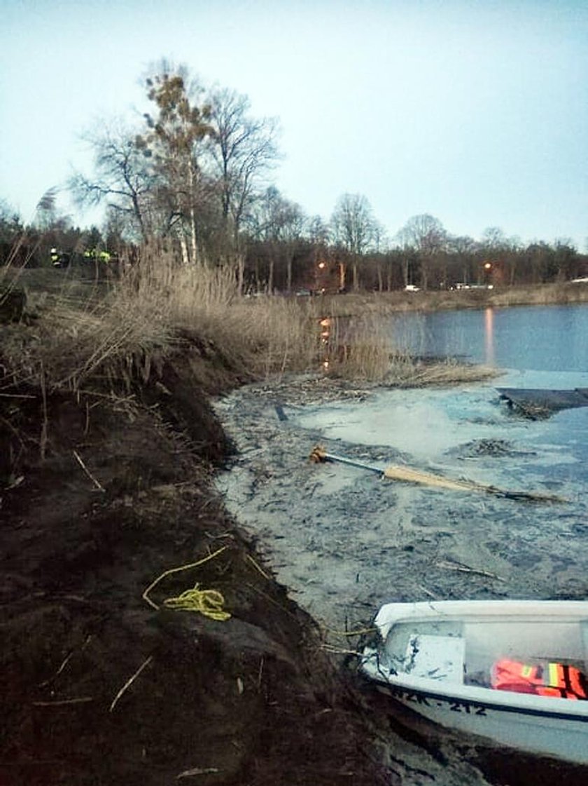 Tragedia w Sarbiewie. Koparka z operatorem wpadła do stawu