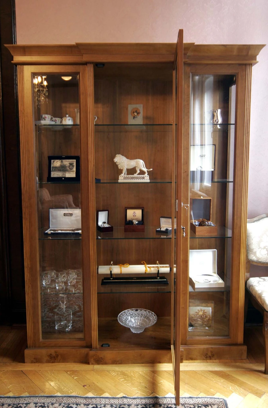 Vitrina sa poklonima koje je dobio Tadić