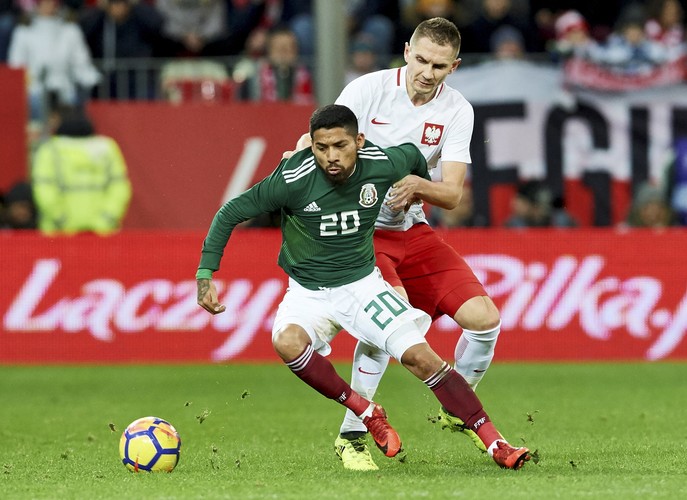 Artur Jędrzejczyk (P) i Javier Aquino (L)