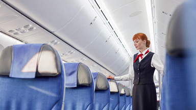 Stewardesy zazwyczaj podczas lotu siadają na dłoniach. To celowe działanie