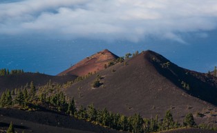 Ewakuacja ludności po nasileniu erupcji wulkanu. W La Palmie zawieszono ruch lotniczy