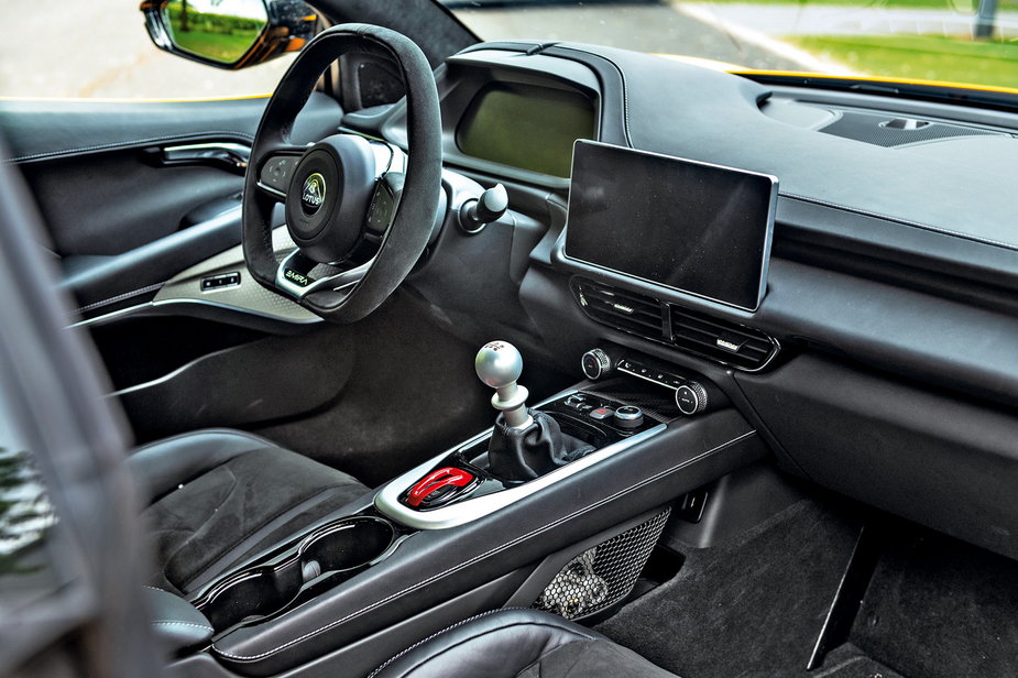 Lotus podąża za nowoczesnością: kierowca Emiry patrzy na 12,3-calowy wyświetlacz cyfrowy