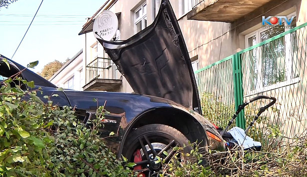 Rozpędzoną corvettą staranował matkę z niemowlęciem w wózku. WIDEO