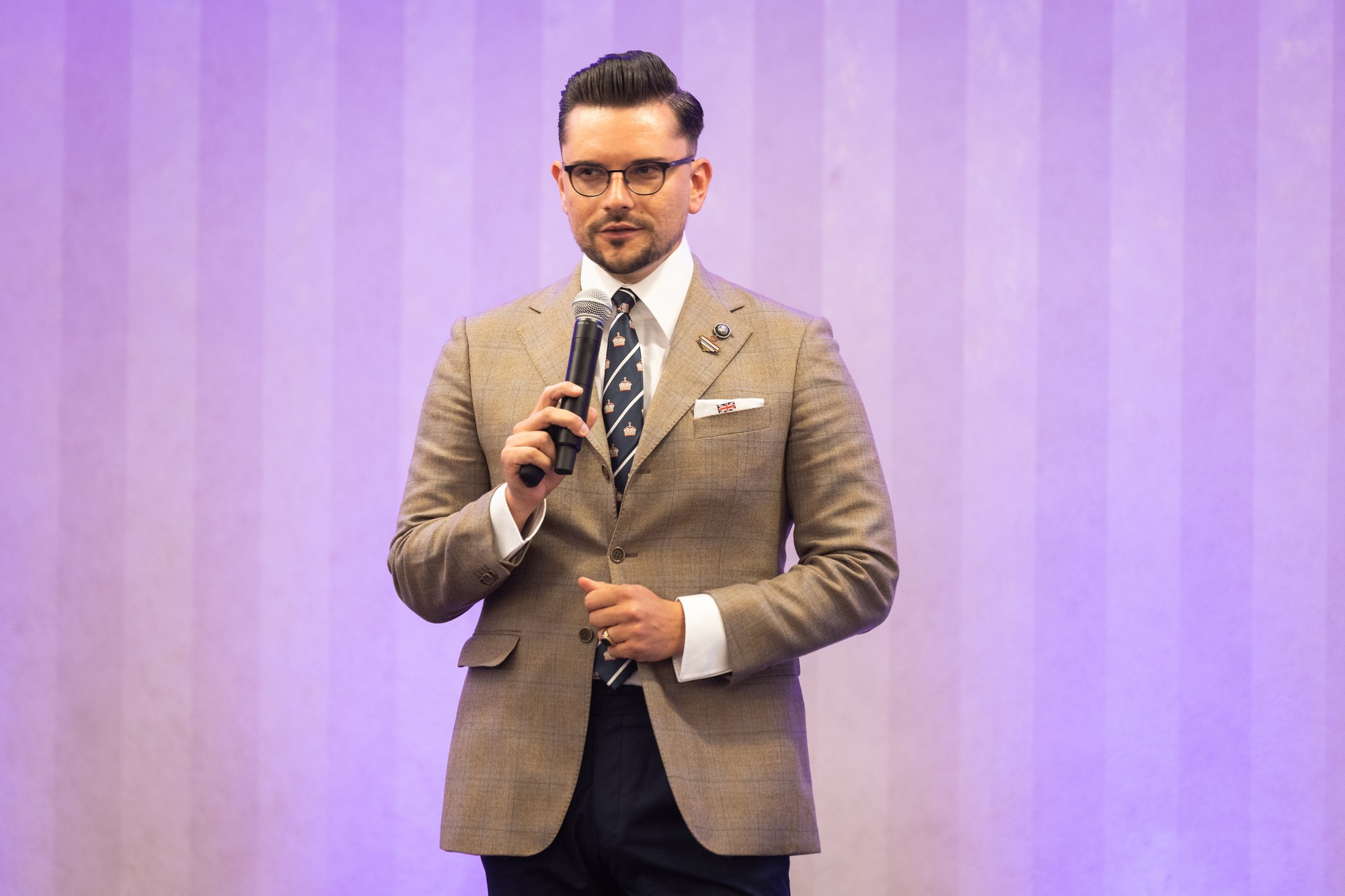 Jakub Abrahám, kouč spoločenskej etikety a kráľovský komentátor