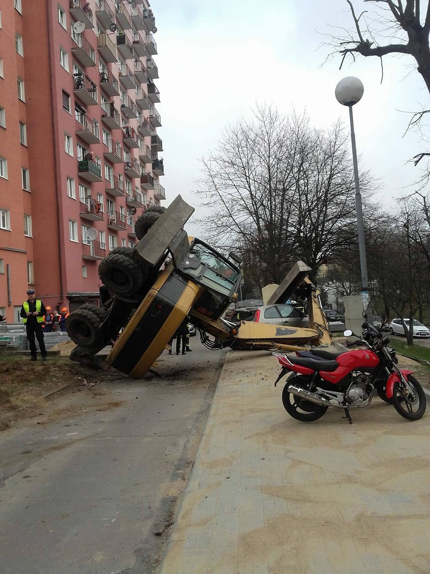 Wielka koparka upadła na samochód (ZDJĘCIA)