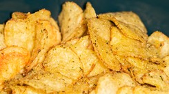 Domowe chipsy z młodych ziemniaków. Tak robi je Jakub Kuroń