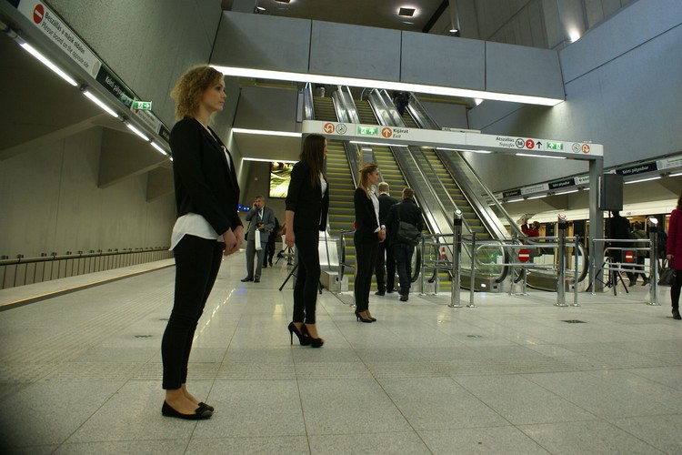 Pociągi mogą poruszać się z maksymalną prędkością 70 km/h. W każdym z wagonów została zainstalowana klimatyzacja oraz nowoczesny system informacji pasażerskiej. Nowa linia budapesztańskie metra została zaprojektowana we Francji. System trakcyjny wyprodukowano na Węgrzech. Fot. Konrad Majszyk