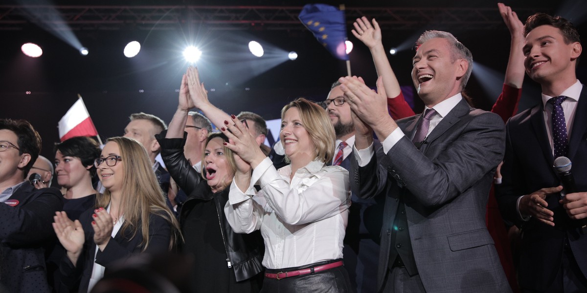 Z sondażu exit poll przeprowadzonego przez Ipsos na zlecenie TVN24 wynika, że Lewica uplasowała się na trzecim miejscu z wynikiem 11,9 proc. Najwięcej - 43,6 proc. - głosów w wyborach parlamentarnych zdobyło Prawo i Sprawiedliwość. 