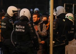 Starcia z policją podczas protestów przeciwko obostrzeniom w Brukseli