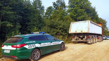 Pościg za wywrotką. W środku funkcjonariusze znaleźli 45 tys. paczek papierosów