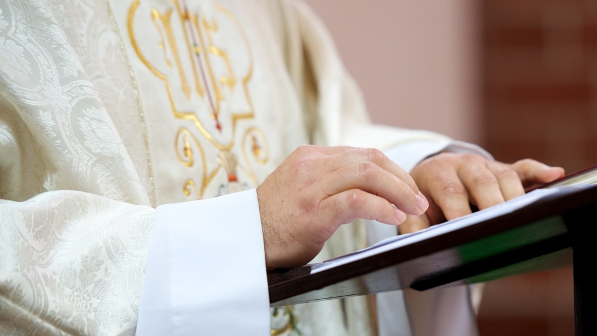 We wsi Boby położonej w województwie lubelskim proboszcz podczas kazania mówił o zbliżających się wyborach prezydenckich. Całe zdarzenie miało miejsce podczas pogrzebu. - Nie tylko mnie to zdenerwowało – nie kryje emocji jeden z żałobników. Całą sytuację opisuje "Dziennik Wschodni".