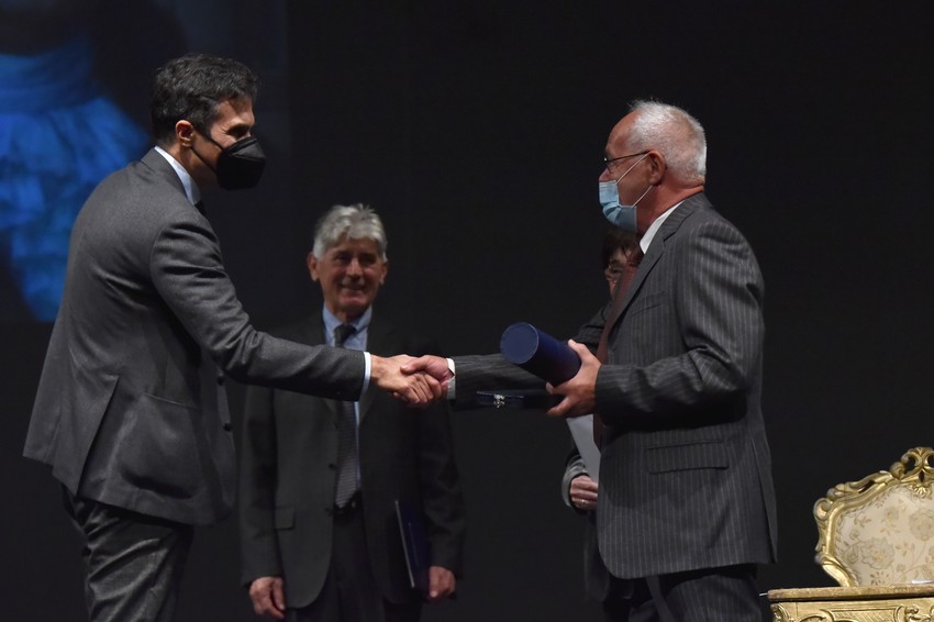 Nagradu Dositej Obradović je umesto Siniše primio njegov sin Vladimir Pavić