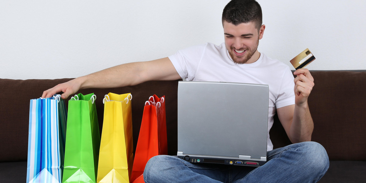 Mężczyzna robi zakupy przez internet