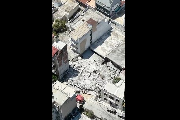 (VIDEO) "PALA JE KAO KARTONSKA KUTIJA PRED MOJIM OČIMA!" Zgrada u Grčkoj se srušila u sekundi, jedna osoba NESTALA, žena gledala užasnu scenu i vrištala: "Mog doma više nema!"