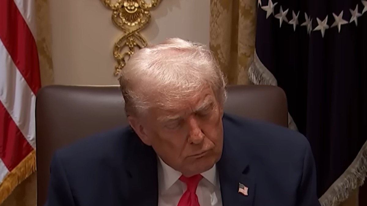 Donald Tramp zadremao na sastanku