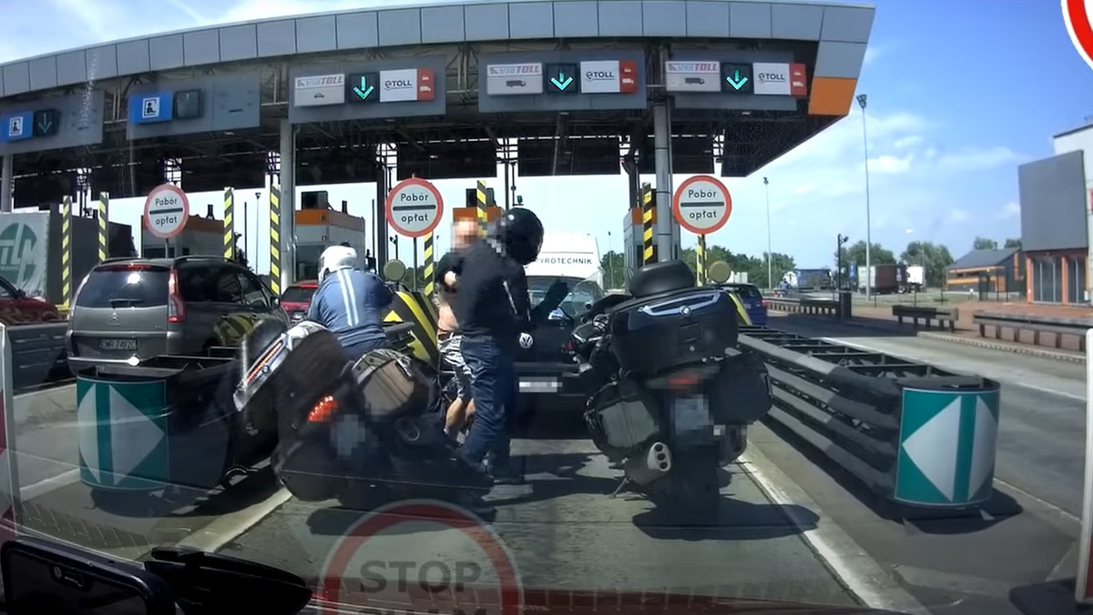 Do niecodziennego zdarzenia doszło w niedzielę na podwrocławskim odcinku autostrady A4. Przebieg zarejestrowała kamera samochodu, który czekał w kolejce do bramek - podaje "Gazeta Wrocławska".