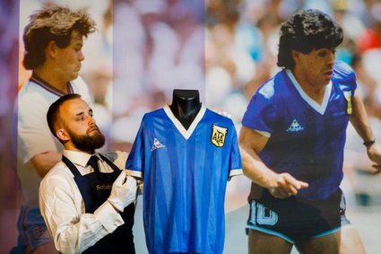 Pamiątka po meczu, w którym Maradona strzelił najsłynniejszą bramkę, sprzedana. Kosmiczna cena