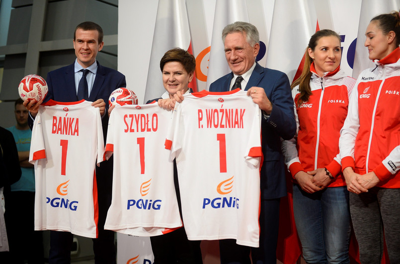 Premier Beata Szydło powitała polskie piłkarki ręczne na lotnisku Okęcie. WIDEO