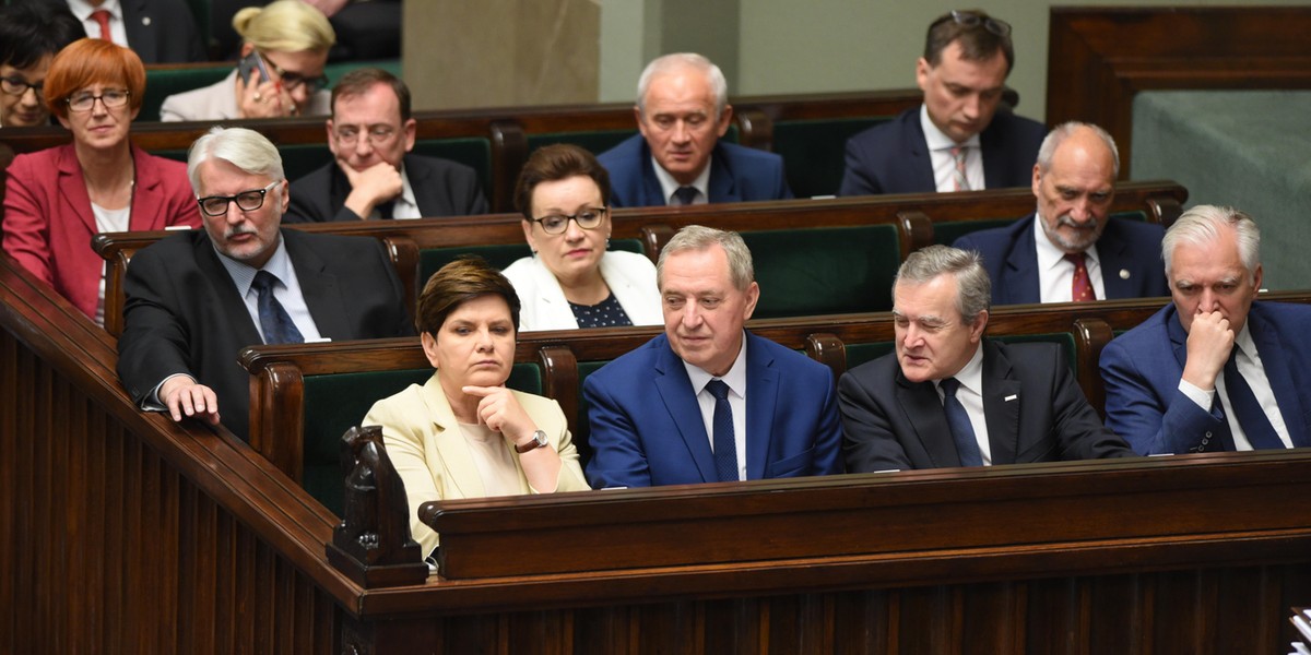 Beata Szydło z ministrami w Sejmie