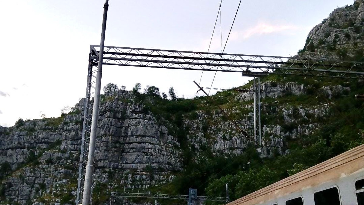 Grom zaustavio voz Beograd–Bar