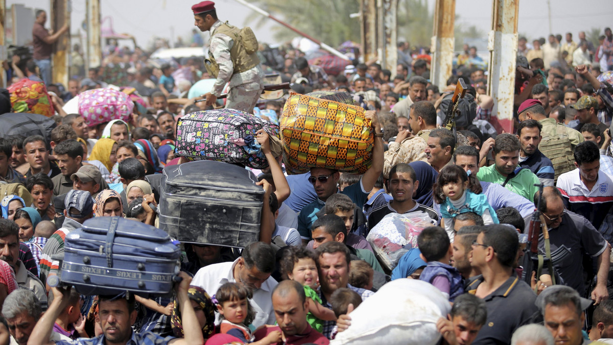 Displaced Sunni people, who fled the violence in the city of Ramadi, arrive at the outskirts of Baghdad