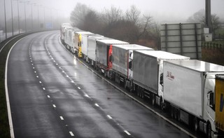 Dworczyk: W czwartek z Okęcia odleci samolot z medykami, którzy będą robić testy polskim kierowcom w Dover