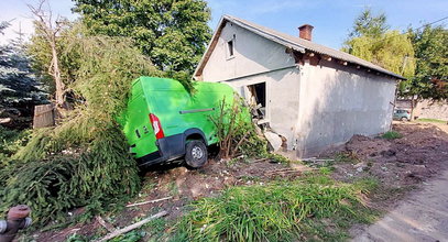 Dramat w Podlaskiem. W ścianę domu wbił się bus.  W środku matka z trojgiem dzieci!