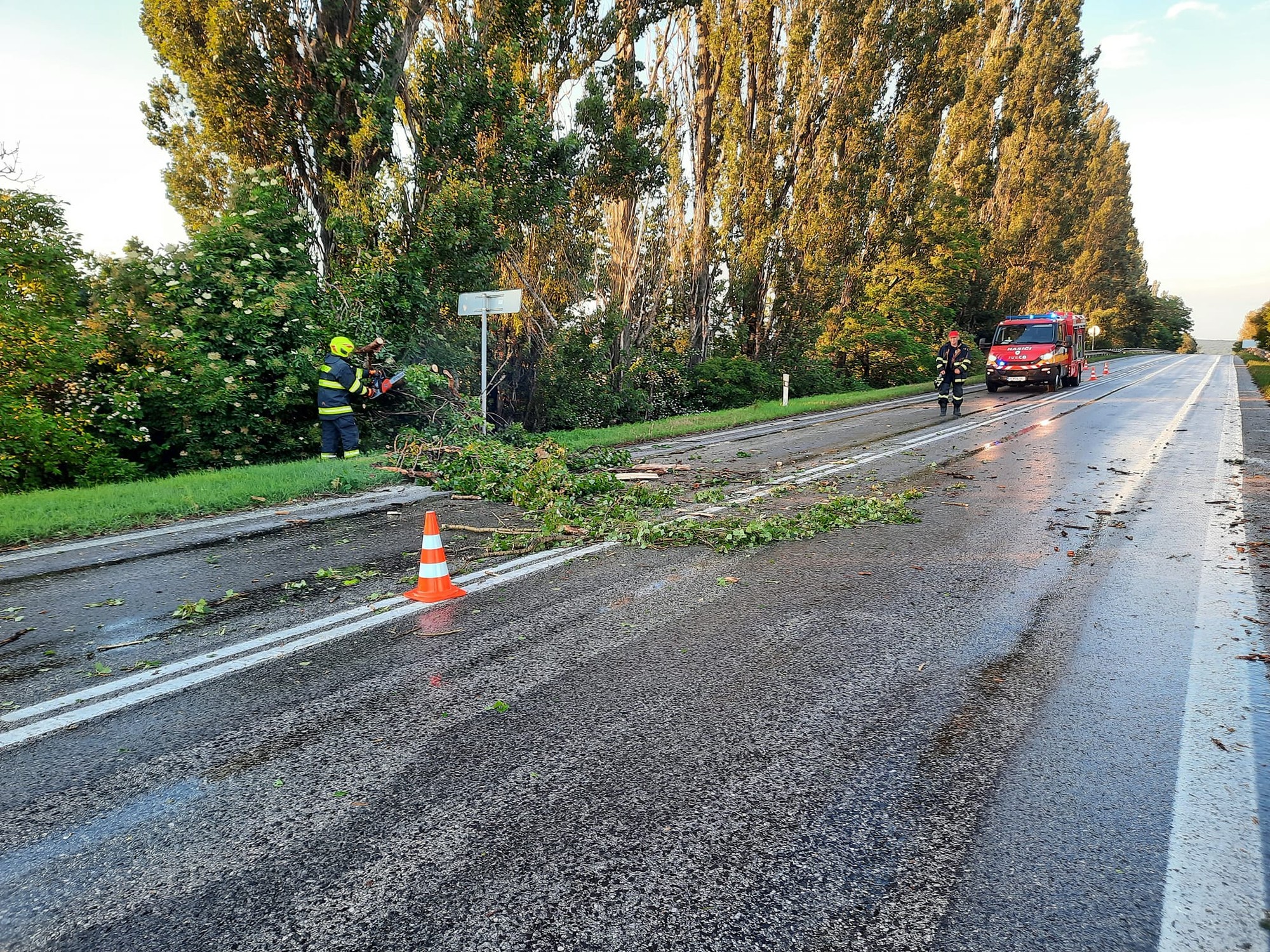 Členovia DHZ Madunice odstraňujú škody po búrke. 