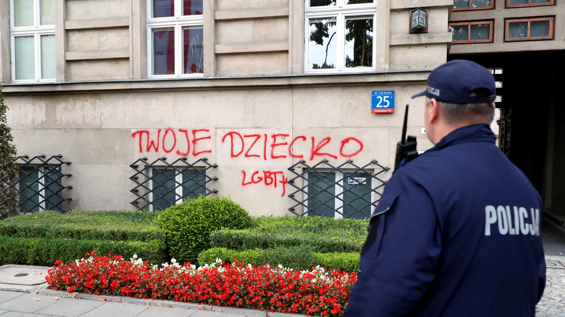 "Nie ma zgody na represje". Aktywistka LGBT zatrzymana za napisy na murach MEN