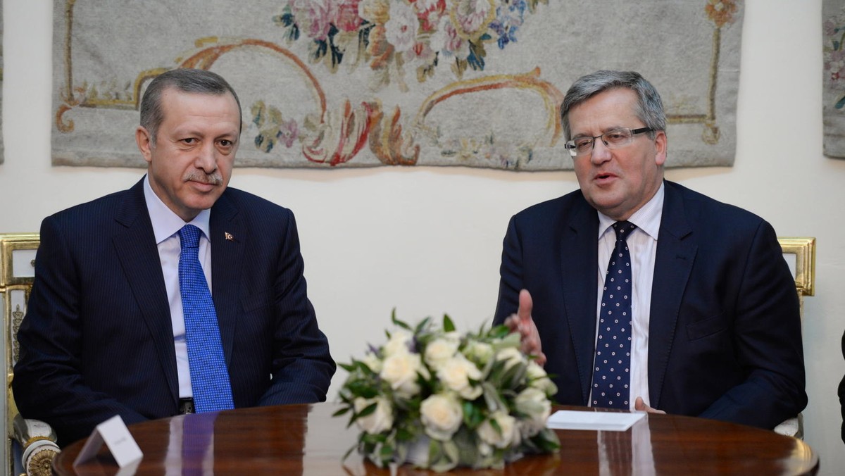 Prezydent Bronisław Komorowski i premier Turcji Recep Erdogan, którzy rozmawiali w piątek w Warszawie zgodzili się, że stan relacji między oboma krajami jest bardzo dobry, jednak istniejący w nich potencjał nie został jeszcze w pełni wykorzystany.