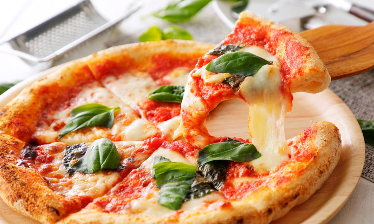 Jak jeść pizzę zgodnie z zasadami savoir-vivre’u? Ekspert wyjaśnia