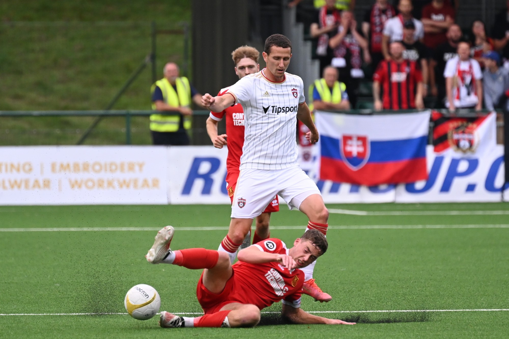 Hore hráč Spartaka Samuel Štefánik a dole hráč Newtownu Ryan Sears.