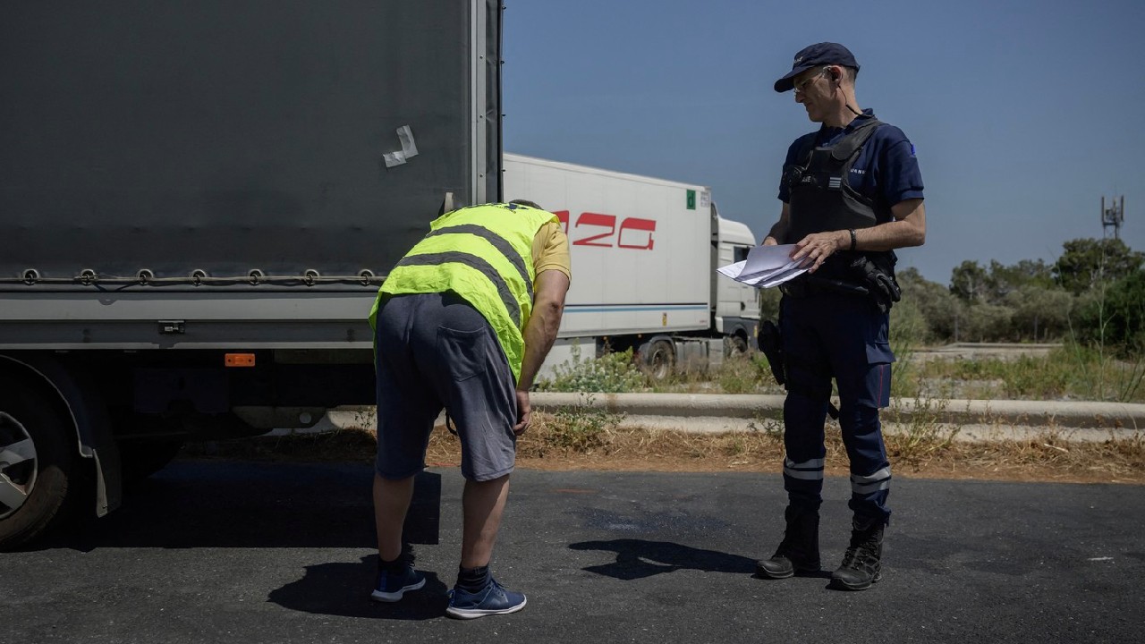 Un șofer român de TIR căra 110 kilograme de cocaină printre piese auto, în Franța. Riscă o amendă de cel puțin 3 milioane de euro