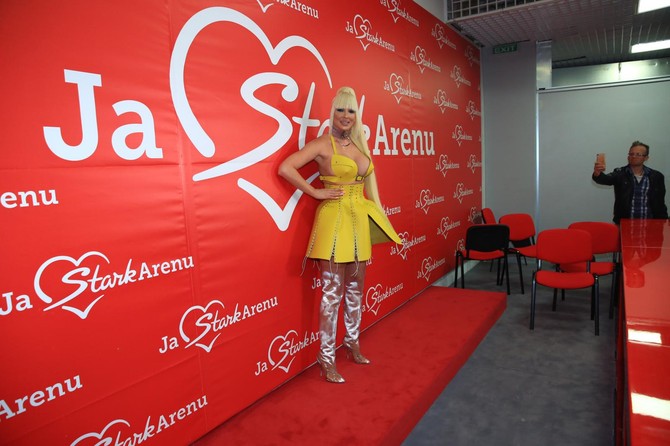 Karleuša pozira pred paparacima