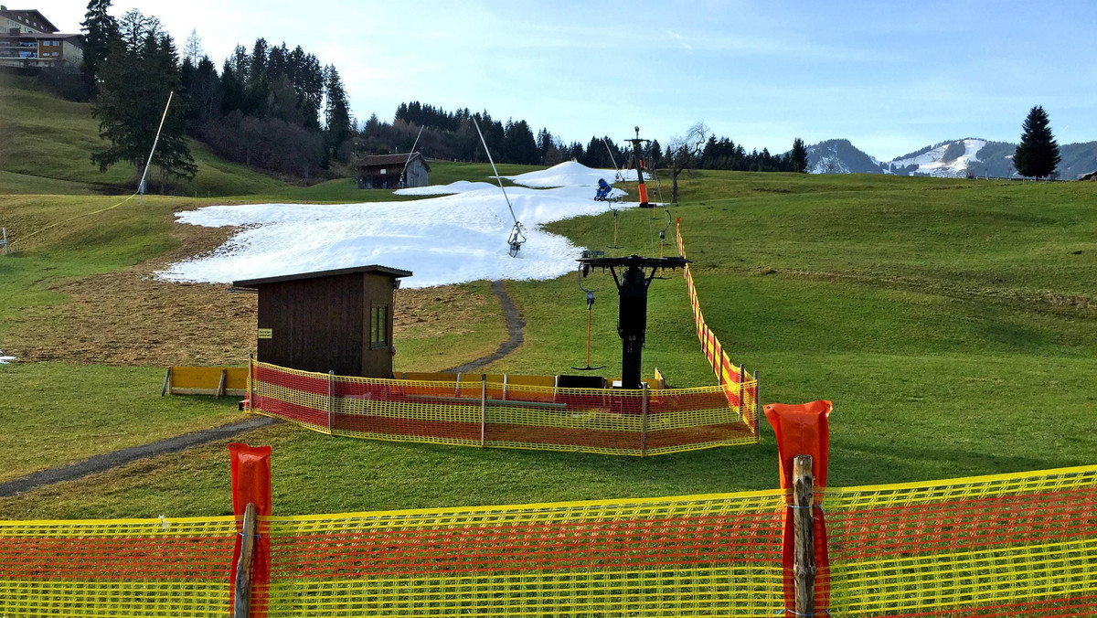 Przed rokiem śniegu w Oberstdorfie i Garmisch-Partenkirchen nie brakowało. Z powodu zbyt obfitych opadów zmagania w tym drugim mieście przełożona o jeden dzień. Teraz aura jest zupełnie inna. W niedzielę w Bawarii było nawet 15 stopni Celsjusza. Triumfator poprzedniego Turnieju Czterech Skoczni, a więc Austriak Stefan Kraft cieszy się z takiej pogody.