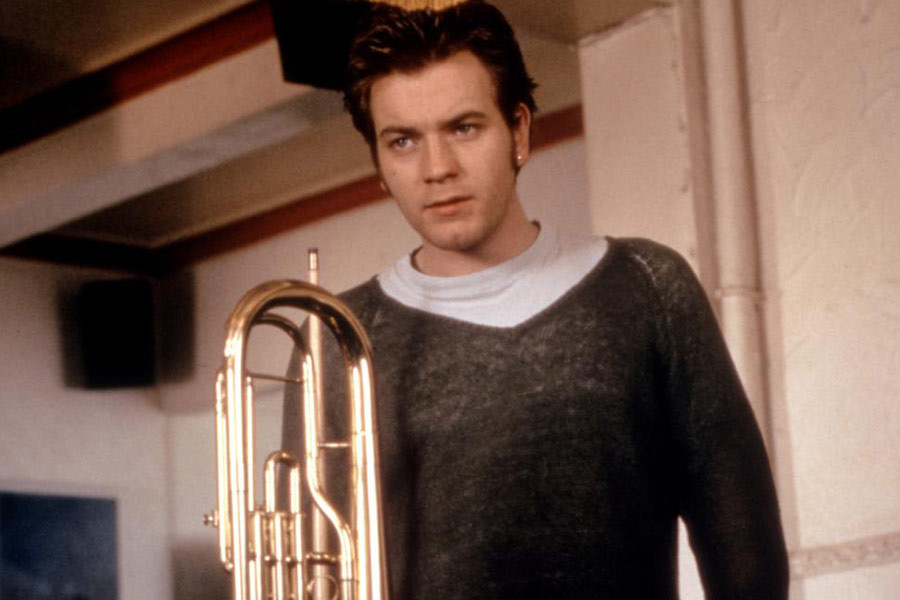 Ewan McGregor jako Andy w filmie "Orkiestra" (1996)