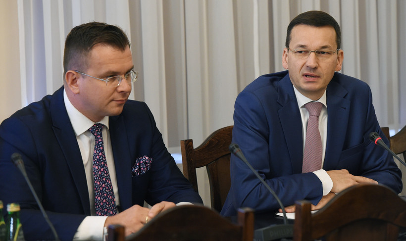 Wicepremier, minister rozwoju i finansów Mateusz Morawiecki oraz wiceminister resortu Adam Hamryszczak podczas posiedzenia sejmowej komisji gospodarki i rozwoju.