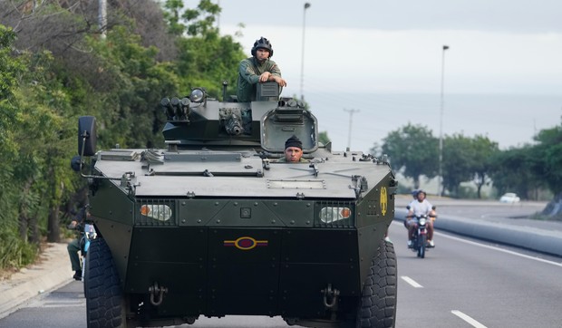 Oklopna vozila na autoputu koji vodi od međunarodnog aerodroma prema Karakasu