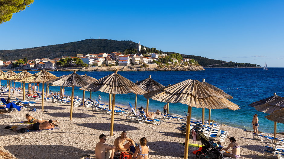 Turyści wypoczywają na plaży w Chorwacji 