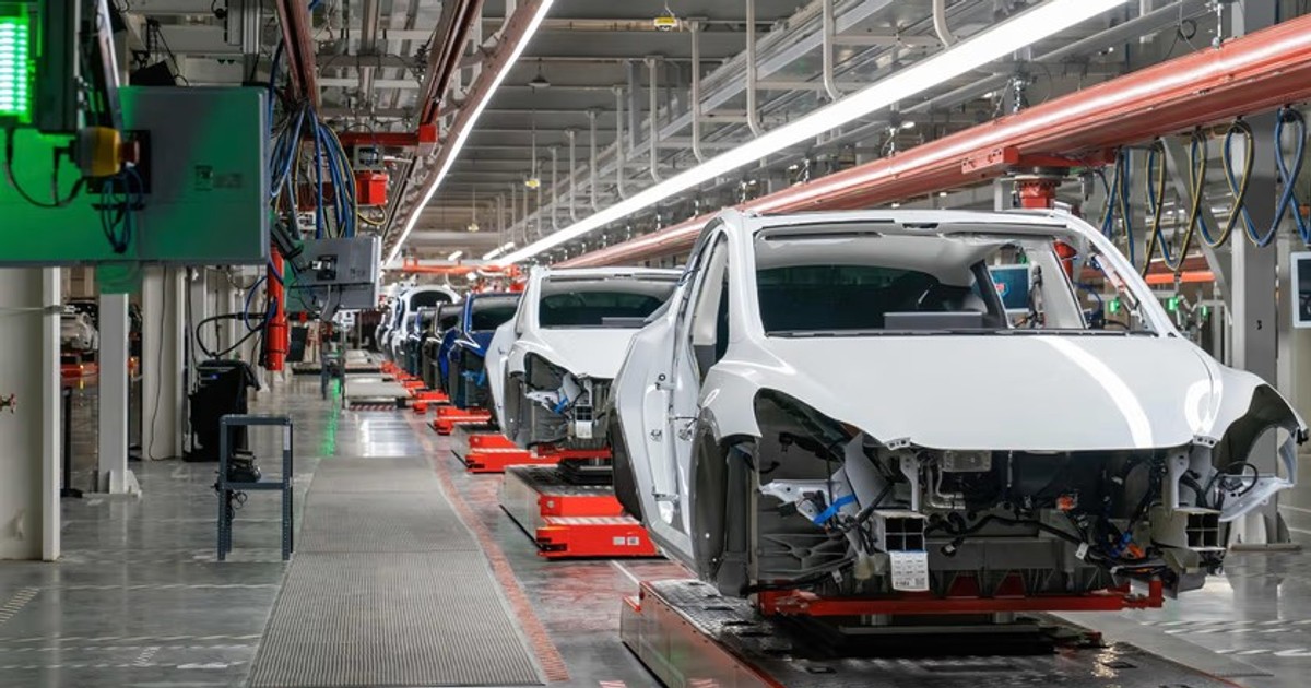 Dantejskie sceny w fabryce Tesli. Zaatakował go "zbuntowany" robot