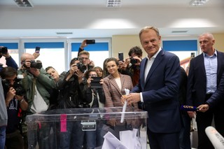 Lider PO Donald Tusk oddał głos w lokalu wyborczym w Warszawie