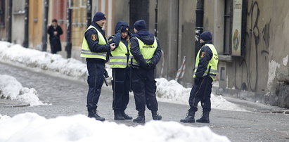 Dziecko stało na mrozie, gdy ojciec był w pracy